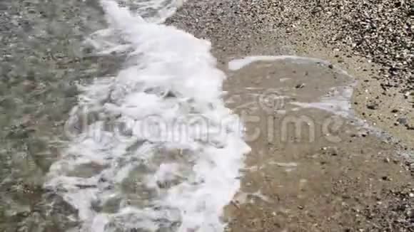 海水中的海滩波浪视频的预览图