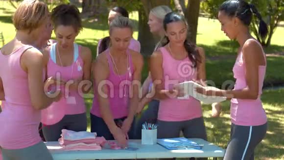 高质量的微笑妇女组织乳腺癌意识活动视频的预览图