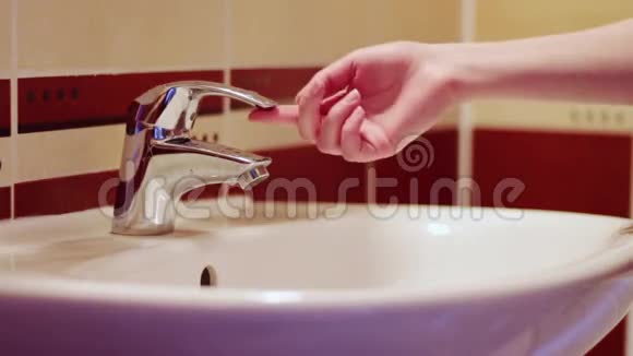 水流着人的手指视频的预览图