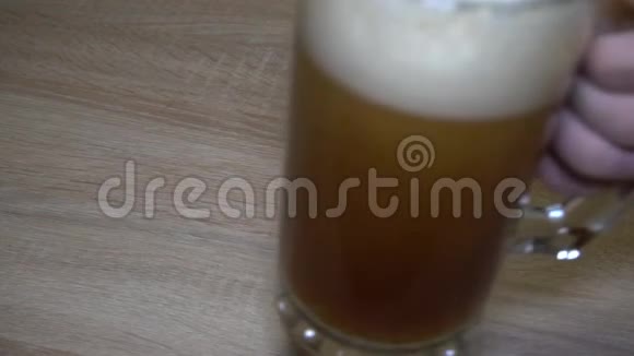 杯子里的啤酒视频的预览图