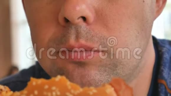吃汉堡包的人特写镜头吃快餐把吃汉堡的人关起来视频的预览图
