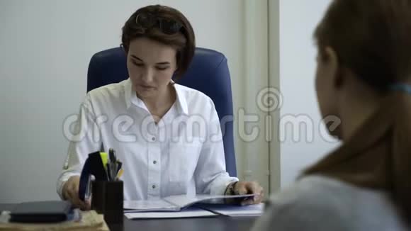 两个女商人一起在办公室读报告女上司检查女雇员报告视频的预览图