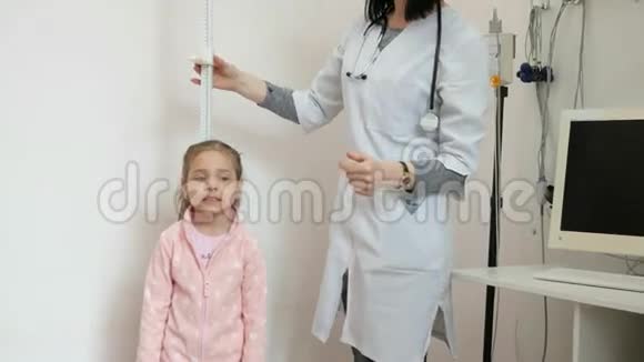 医生衡量病人的成长孩子在医生预约护士在医院工作生病孩子在孩子视频的预览图