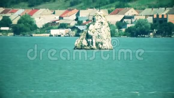 多瑙河中的岩石视频的预览图
