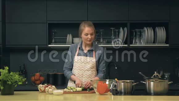 厨房里年轻快乐的一对视频的预览图