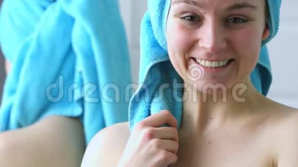 头上戴毛巾的女人视频的预览图