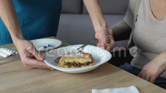 女人拒绝吃馅饼护士试图说服老年消化问题视频的预览图