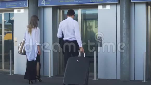 年轻夫妇在机场商务旅行旅行和旅游进入电梯视频的预览图