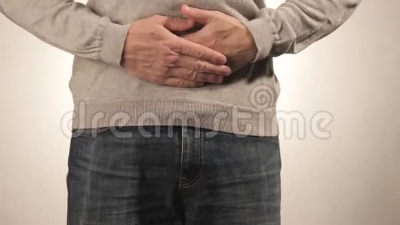 男人痛苦地抱着他的胃男人在白人背景上有问题医学概念视频的预览图