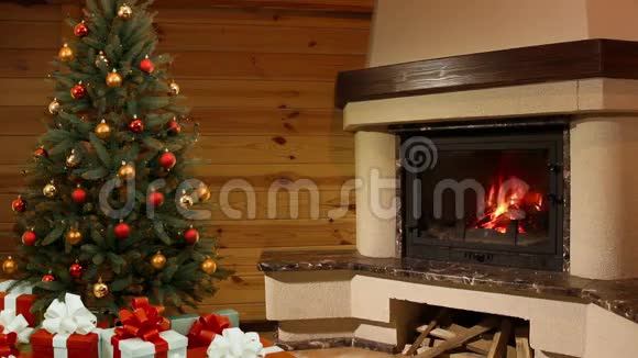 圣诞屋壁炉旁的圣诞树视频的预览图