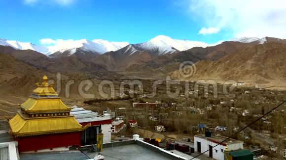 印度LehLadakhShantiStupa的云层阴影和Ladakh市视频的预览图