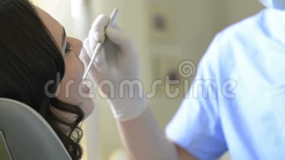 在牙医那微笑的女人视频的预览图