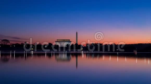 华盛顿的林肯纪念堂和华盛顿纪念碑日出的时间视频的预览图