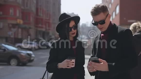 时尚的年轻情侣在城市街头自拍视频的预览图