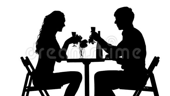 浪漫的一对夫妇在吃晚饭戴着眼镜视频的预览图
