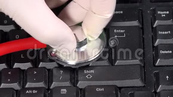 用手套和听诊器在旧键盘上手计算机诊断概念视频的预览图