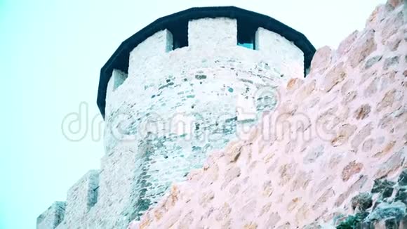 中世纪城堡上的一座塔视频的预览图