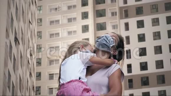 戴面具的母亲和婴儿大都市的冠状病毒视频的预览图