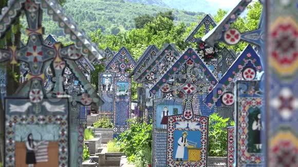 罗马尼亚萨潘塔春绿自然欢乐公墓彩色十字架视频的预览图