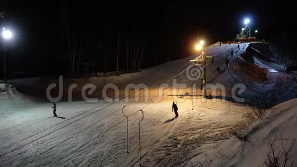 晚上滑雪电梯视频的预览图