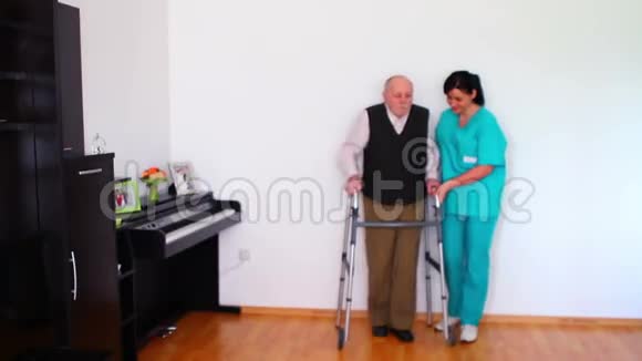 护士与老年男性使用步行架视频的预览图
