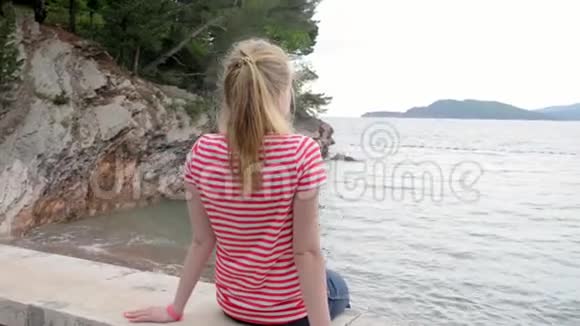 女孩看着大海视频的预览图