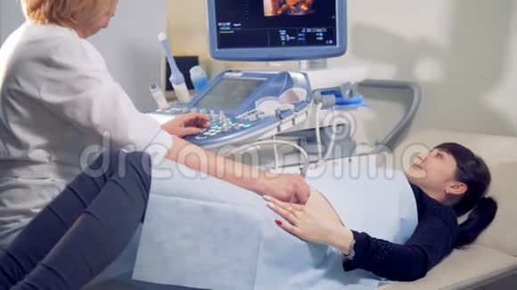 妇科医生正在对一名女性病人进行超声检查视频的预览图