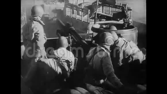 从战舰发射武器的士兵二战视频的预览图