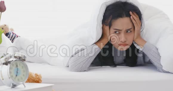 亚洲女人在床上她担心和压力视频的预览图
