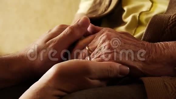 老年妇女青年男子手握皱皮贴2视频的预览图