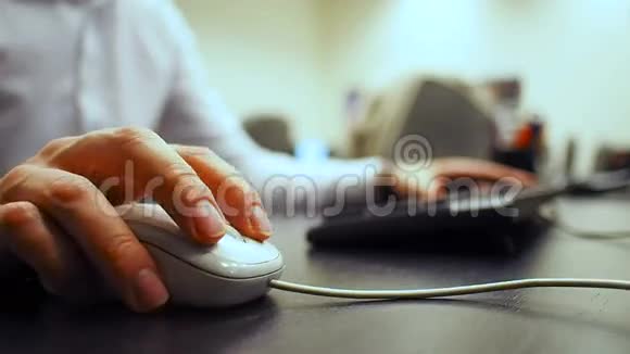 键盘43手软聚焦的人点击鼠标按钮和打字文件和数字键盘右手视频的预览图