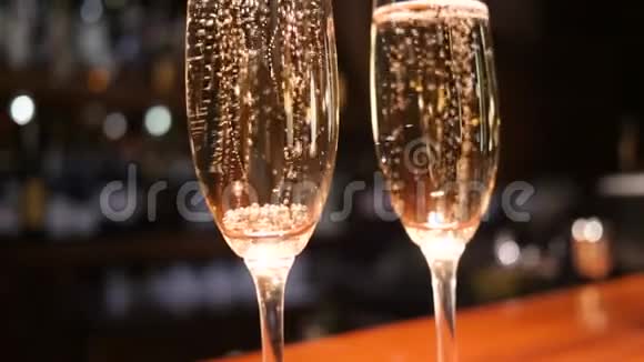 带有香槟的酒杯泡沫在不集中的背景上升起视频的预览图