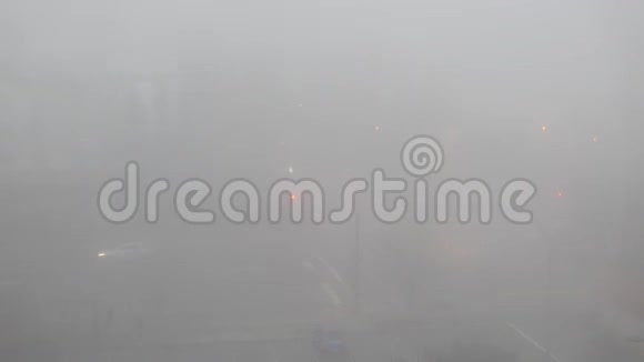 一辆车在一个有大雾的十字路口行驶的最高镜头视频的预览图