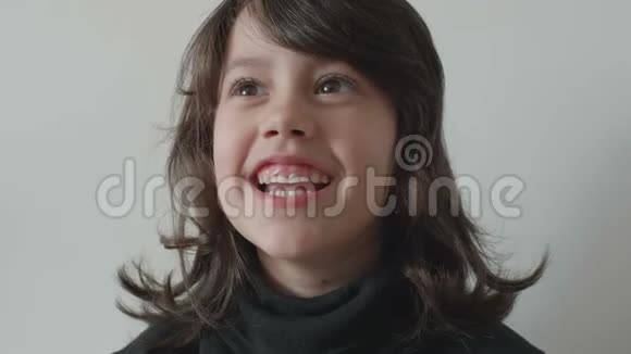 微笑的女孩脸视频的预览图