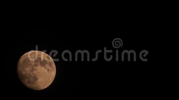 黑暗夜空中的白色大月盘视频的预览图