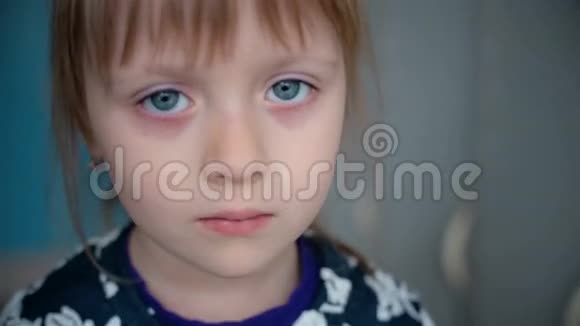 一个小女孩的悲伤景象视频的预览图