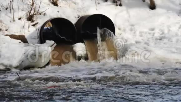 脏水从混凝土管中流出环境污染视频的预览图