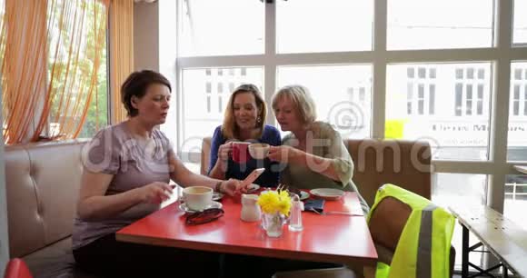 咖啡馆里成熟的女人视频的预览图