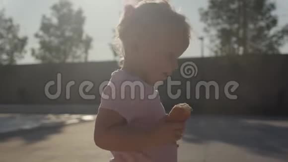 宝宝吃面包视频的预览图