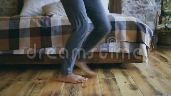 快乐的非裔美国舞女在家中的床旁尽情跳舞视频的预览图