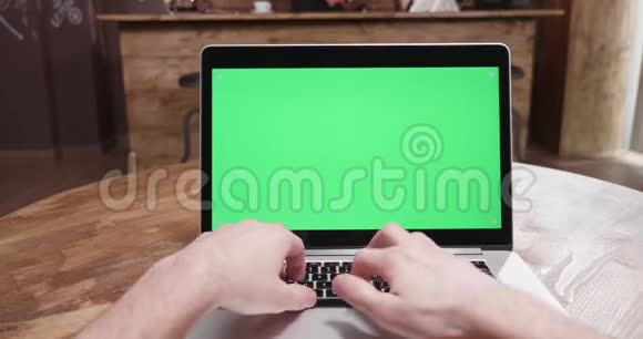 一张绿色屏幕的现代笔记本电脑工作人员的照片视频的预览图