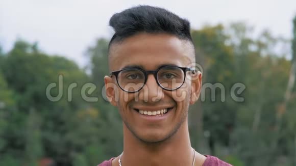 眼镜看与笑中的美丽印度男人视频的预览图