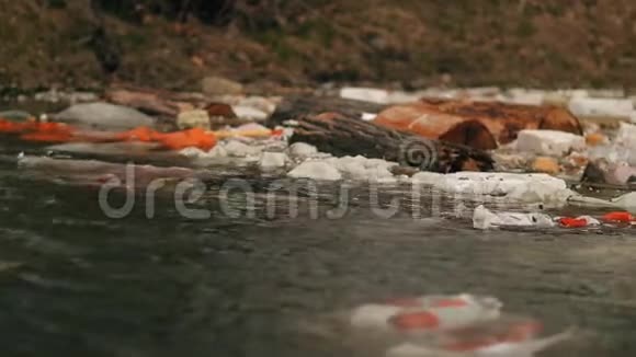 垃圾漂浮在岸边的水中环境污染视频的预览图
