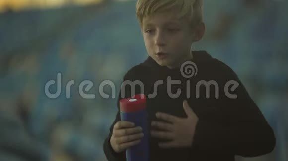 小男孩呛水咳嗽呼吸困难急救概念视频的预览图
