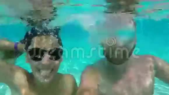 年轻的快乐夫妻戴着太阳镜用GoPro相机制作水下自拍高清慢速运动泰国视频的预览图