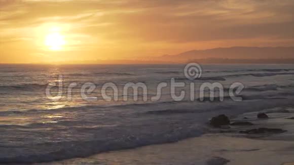 美丽的梅萨海滩上绚丽的橙色日落视频的预览图