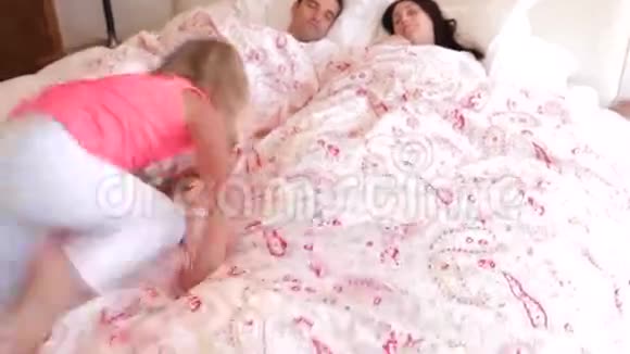 父母在床上平静地睡觉视频的预览图