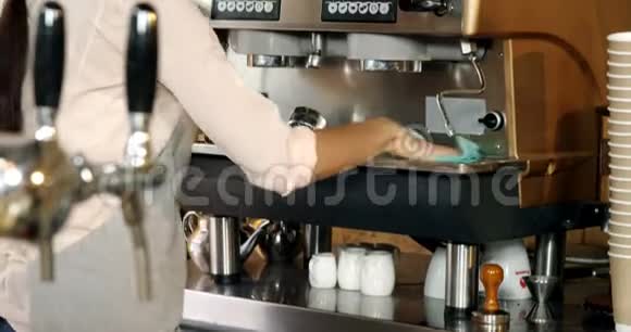 女服务员在4k咖啡厅清洗咖啡机视频的预览图
