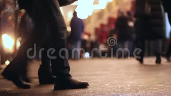 人行道上的人拥挤的人行横道城市生活晚上好腿沥青视频的预览图
