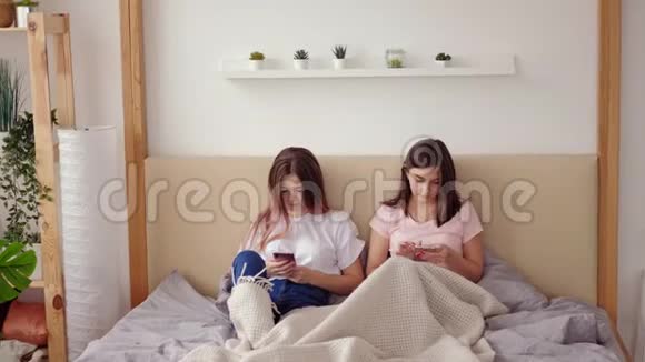 青少年用智能手机欺骗女性朋友视频的预览图
